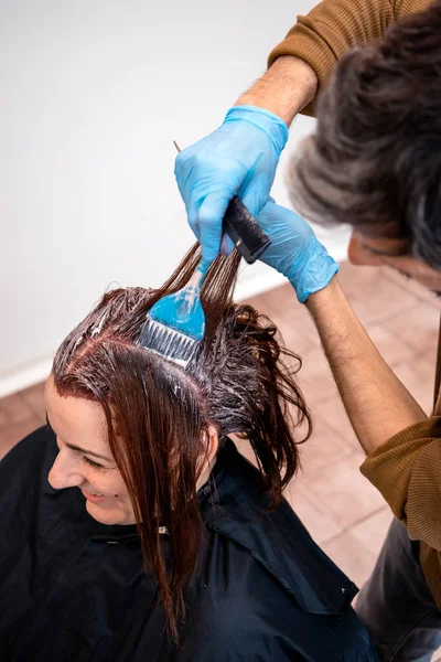 드레서는 미용실에서 고객의 머리카락을 합니다 장갑을 여자의 색을칠 퍼지게 선택적 — 스톡 사진