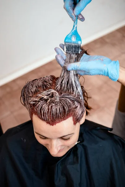 미용실에서 고객의 머리털을 염색하는 미용사의 붓으로 색을칠 선택적 — 스톡 사진