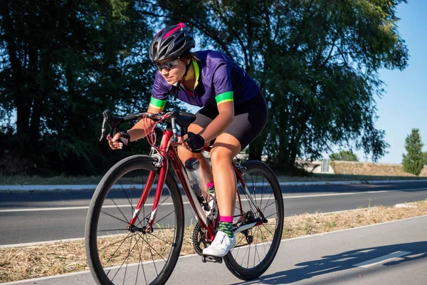 Radfahrerin Mit Fahrrad Freien Sport Frauen Radsport Wettbewerb Rennen Mit — Stockfoto
