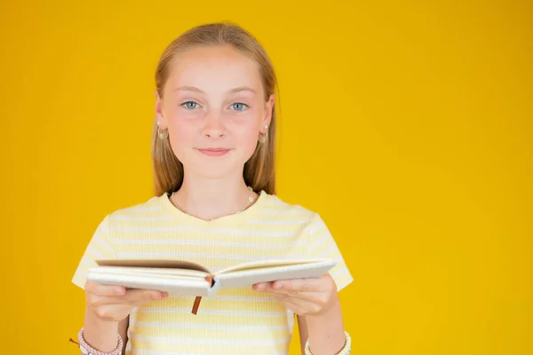 Retrato Una Chica Bonita Haciendo Notas Bloc Notas Aisladas Sobre —  Fotos de Stock