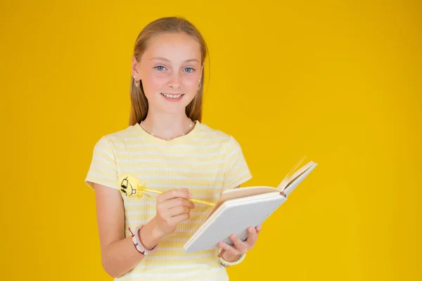 Retrato Una Chica Bonita Haciendo Notas Bloc Notas Aisladas Sobre —  Fotos de Stock