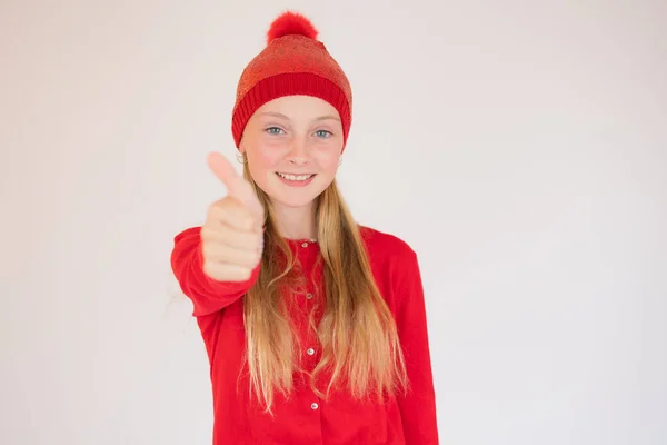 뜨개질 시절의 긍정적 감정의 소녀는 손가락으로 겨울을 즐긴다 — 스톡 사진
