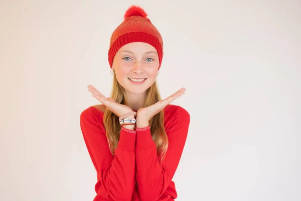 Mädchen Roten Strickkostüm Wintermode Kindheitsglück Winteraktivität Positives Konzept Gute Laune — Stockfoto