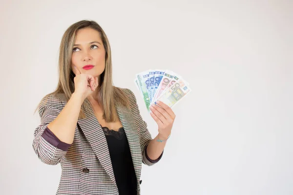 Retrato Una Mujer Negocios Señalando Con Dedo Montón Billetes Dinero — Foto de Stock