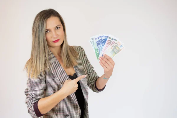 Portret Bizneswoman Wskazującej Palcem Kupę Banknotów Odizolowanych Białym Tle — Zdjęcie stockowe