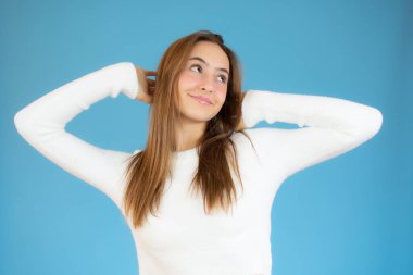 Sadece mutluyum. Gülümseyen, sıradan giyinen, el ele tutuşup bağıran, mavi stüdyo geçmişine karşı duran genç kız..