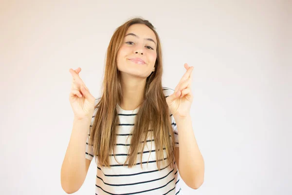 Retrato Una Joven Sonriente Con Pelo Largo Pie Sobre Fondo —  Fotos de Stock