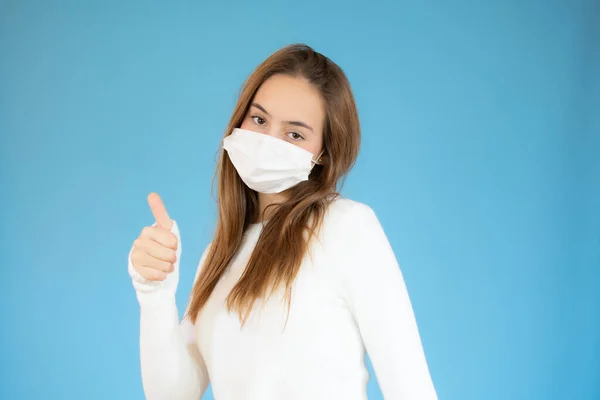 Koruyucu Maske Takan Işaret Gösteren Genç Bir Kadın Corona Virüsü — Stok fotoğraf