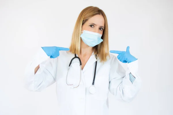 아름다운 의사나 간호사가 보호용 마스크와 라텍스를 착용하거나 공간이 배경에 고무장갑을 — 스톡 사진