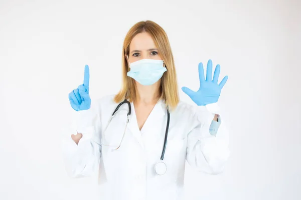 아름다운 의사나 간호사가 보호용 마스크와 라텍스를 착용하거나 공간이 배경에 고무장갑을 — 스톡 사진