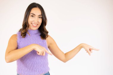 Parmakla işaret eden gülümseyen kadın. Beyaz üzerine izole edilmiş portre.