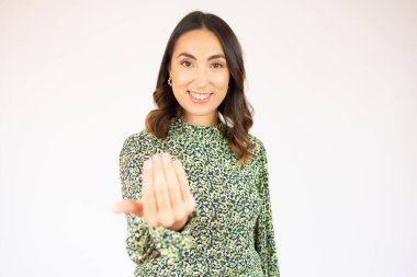 İzole edilmiş beyaz arka planda genç bir kadın davet ediliyor. Gelmene sevindim.