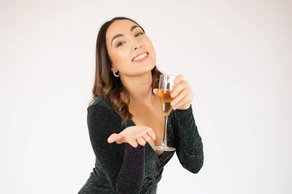 Новым Годом Тебя Одна Молодая Красивая Женщина Танцует Бокалом Шампанского — стоковое фото