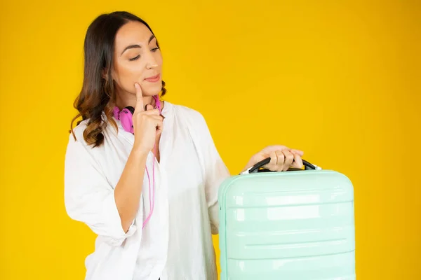 Seyahat Konsepti Sarı Arka Planda Bavulu Olan Mutlu Bir Kadın — Stok fotoğraf