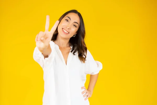 Retrato Una Mujer Sonriente Mostrando Signo Victoria Mirando Cámara Aislada — Foto de Stock