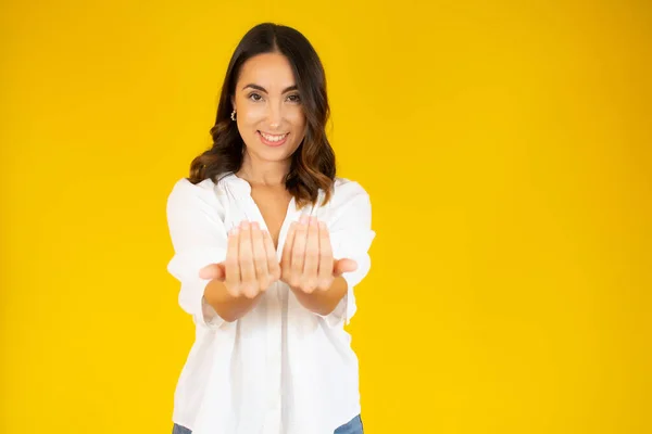 Mujer Joven Sobre Fondo Amarillo Aislado Invitando Venir Con Mano — Foto de Stock