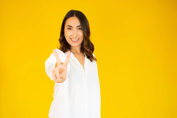 Retrato Uma Mulher Sorridente Mostrando Sinal Vitória Olhando Para Câmera — Fotografia de Stock