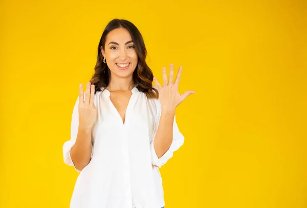 Hermosa Mujer Joven Con Ropa Casual Mostrando Señalando Hacia Arriba — Foto de Stock