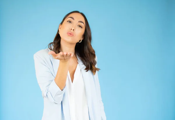 Vacker Ung Kvinna Skicka Luft Kyss Över Blå Bakgrund — Stockfoto