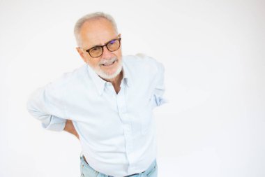 Beyaz arka planda kalça ağrısı olan yaşlı bir adamın portresi ve yakın plan görüntüsü.