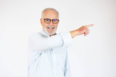 Pozitif adam eli ve parmağı yana doğru işaret ediyor. Bana bak, mutlu yaşlı adam yön gösteriyor, emekli maaşı burada veriliyor. Doğru yol bu..