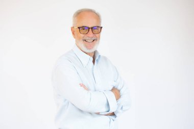 Kameraya bakıp beyaz arka planda gülümseyen son sınıf öğrencisinin portresi..