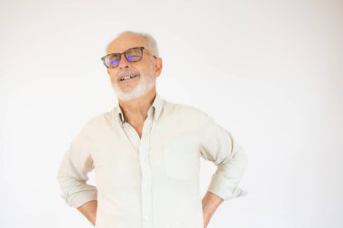 Beyaz arka planda kalça ağrısı olan yaşlı bir adamın portresi ve yakın plan görüntüsü.