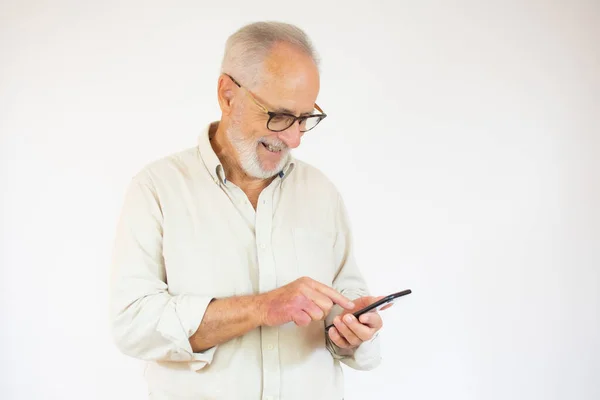 Studio Záběr Šťastný Senior Vousatý Podnikatel Úsměvem Při Použití Mobilního — Stock fotografie