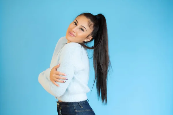 Retrato Una Hermosa Joven Abrazándose Pie Aislada Sobre Fondo Azul —  Fotos de Stock