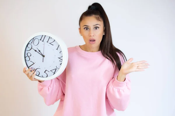 Verrassende Vrouw Met Big Clock Geïsoleerd Witte Achtergrond Portret Van — Stockfoto