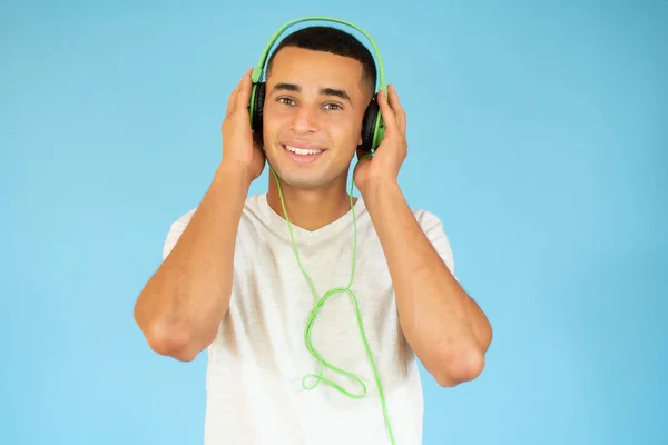 Retrato Fechado Jovem Feliz Com Auscultadores Ouvir Música — Fotografia de Stock