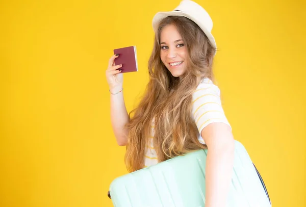 Концепція Подорожей Щаслива Дівчина Валізою Паспортом Жовтому Тлі — стокове фото