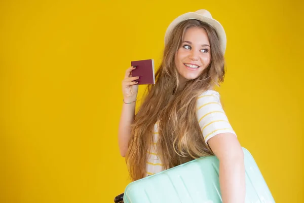 Концепція Подорожей Щаслива Дівчина Валізою Паспортом Жовтому Тлі — стокове фото