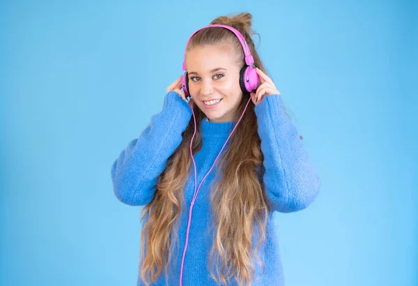 Красива Молода Жінка Навушниках Слухає Музику Синьому Фоні — стокове фото