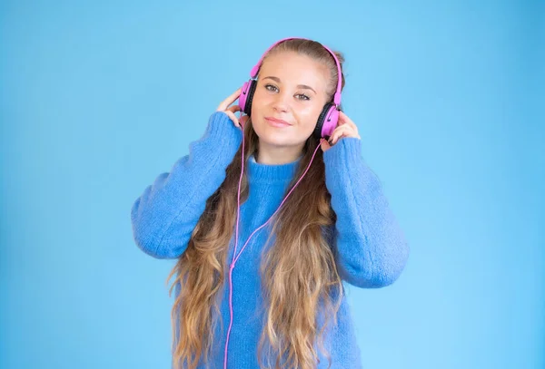 Mooie Jonge Vrouw Hoofdtelefoon Luisteren Naar Muziek Blauwe Achtergrond — Stockfoto