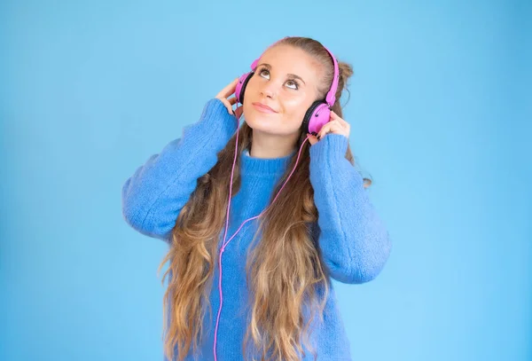 Vacker Ung Kvinna Hörlurar Lyssnar Musik Blå Bakgrund — Stockfoto