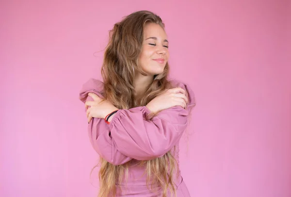 Retrato Uma Menina Bonita Abraçando Com Olhos Fechados Enquanto Estava — Fotografia de Stock