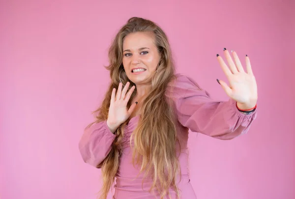 Ung Kvinna Bär Eleganta Kläder Stående Över Rosa Bakgrund Flytta — Stockfoto