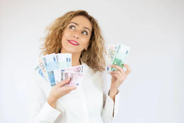 Retrato Uma Mulher Alegre Segurando Notas Dinheiro Isoladas Sobre Fundo — Fotografia de Stock