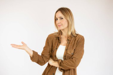 Gülümseyen kadın ürün ya da metin için kopyalama alanı ile avuç içini açıyor