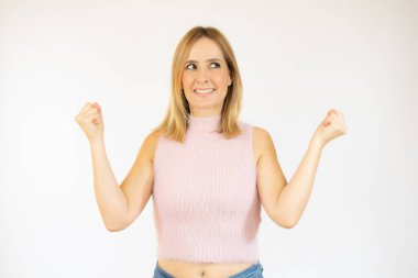 Beyaz arka planda tek başına duran heyecanlı genç kadın görüntüsü, kazanan hareketi yap.