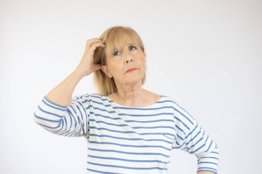 Aşırı izole olmuş bir kadın soru sorup kafasını karıştırıyor. Şüpheyle kararsız, kafa kafaya düşünerek. Düşünceli kavram.