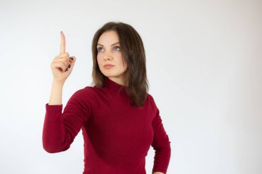 Beyaz arka planda parlayan güzel genç bir kadının portresi.