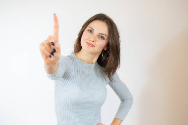 Beyaz arka planda parlayan güzel genç bir kadının portresi.