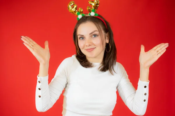 Joven Bonita Mujer Ropa Navidad Sentirse Feliz Afortunado Sorprendido Sobre —  Fotos de Stock