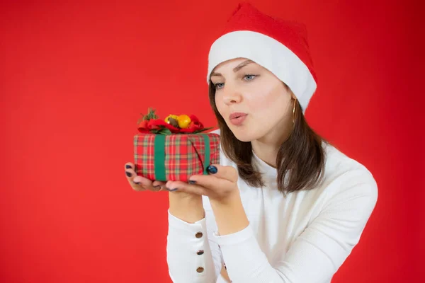 Portrait Excited Young Woman Wearing Christmas Hat Isolated Red Background — Stock Photo, Image