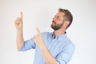 Sıradan giyinmiş yakışıklı sakallı adam beyaz arka planda.