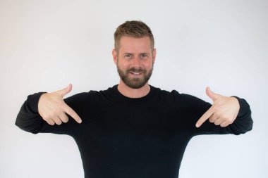 Kafkas 'lı genç adam izole noktaları parmaklarıyla aşağı çekiyor, olumlu bir his..