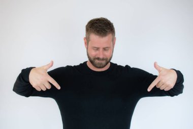 Kafkas 'lı genç adam izole noktaları parmaklarıyla aşağı çekiyor, olumlu bir his..