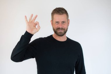 Beyaz arka planda iyi niyet gösteren mutlu bir adamın portresi